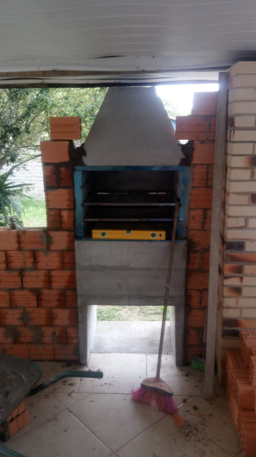 Instalação de Churrasqueiras Pré-Moldadas com Acabamento em Alvenaria e Grafiato