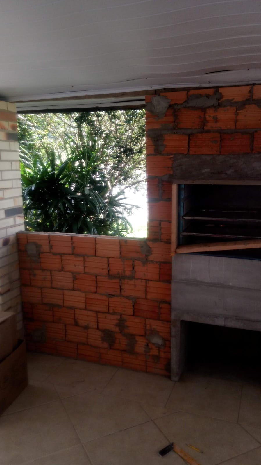 Instalação de Churrasqueiras Pré-Moldadas com Acabamento em Alvenaria e Grafiato