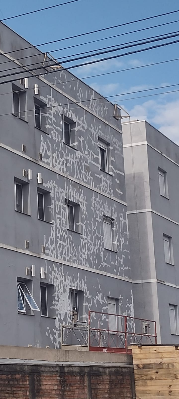 Revitalização de Fachada com Pintura Emborrachada, Textura Rolada e Garantia de 5 Anos